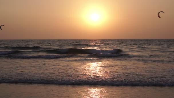 Ηλιοβασίλεμα στη θάλασσα. Βραδινή αμμώδης παραλία, θαλάσσια κύματα και όμορφο φόντο στη θάλασσα. — Αρχείο Βίντεο