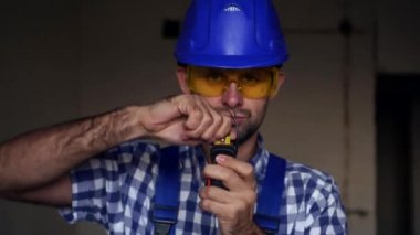 Erkek müteahhit portresi. İnşaat bandıyla işçi ya da inşaatçı tedbirleri