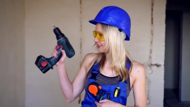 Jovem atraente mulher construtor ou trabalhador mostrando polegares para cima — Vídeo de Stock