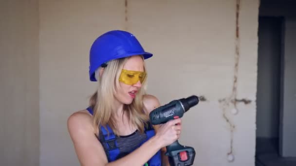 Joven constructora alegre o trabajadora bailando en una obra de construcción — Vídeo de stock