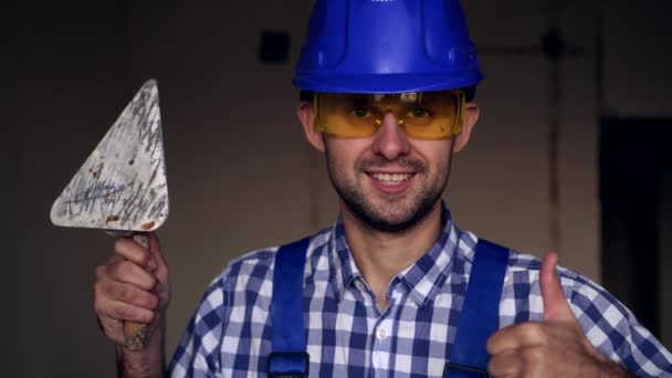 Retrato de cerca de un constructor masculino. Yesero muestra el pulgar hacia arriba . — Vídeos de Stock