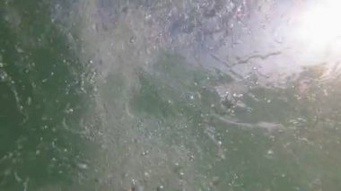 Güzel sualtı arka planı. Denizde hava kabarcıkları yükselir