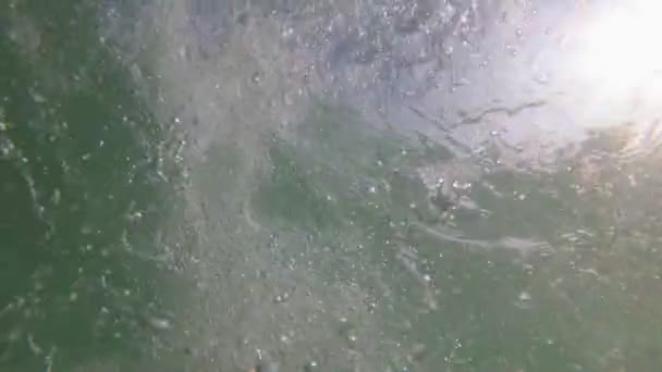 Подводный морской фон. Пузыри воздуха в море поднимаются вверх — стоковое видео