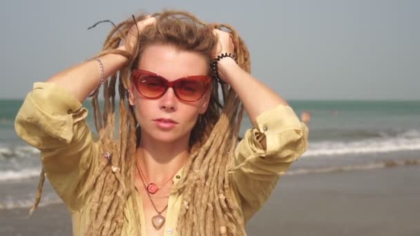 Porträtt av en hippietjej. Ung hippie kvinna downshifter med dreadlocks hår — Stockvideo