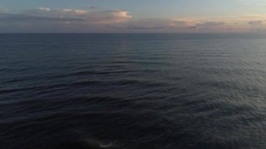 Akşam denizi manzarası, gökyüzü, bulutlar, güzel deniz arka planı.