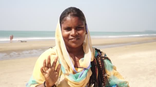 Arambol, India, enero de 2020. Retrato de una joven india en sari — Vídeos de Stock