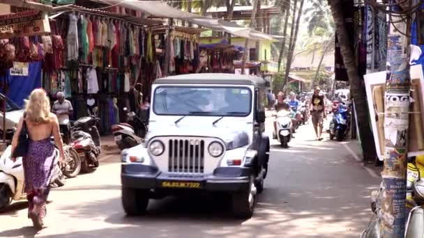 Arambol, Indie - leden2020. Turistická ulice s obchody a trh v Indii — Stock video