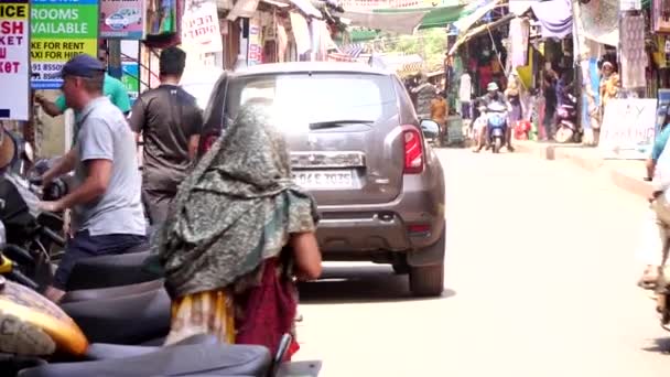 Arambol, Indien - januari 2020. Stackars tiggarkvinna som tigger på en gata i Indien — Stockvideo