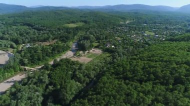 Hava manzarası: Yeşil orman, tepeler, vadi, çiftlik ve köy. Kırsal alan