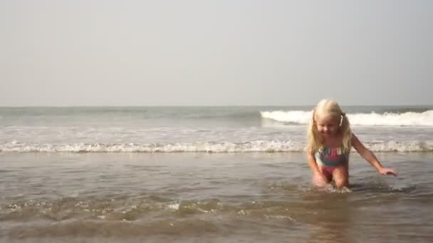 Enfant fille jouant sur la plage et nageant dans la mer près du rivage — Video