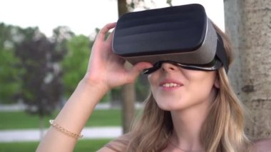 Dışarıdaki sanal gerçeklik gözlüklü güzel bir kadının portresi..
