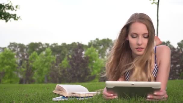 Giovane studentessa moderna con tablet all'aperto. Studentessa nel parco — Video Stock