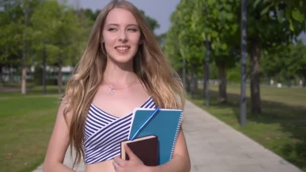 Ritratto di una studentessa all'aperto. Studente donna nel parco — Video Stock