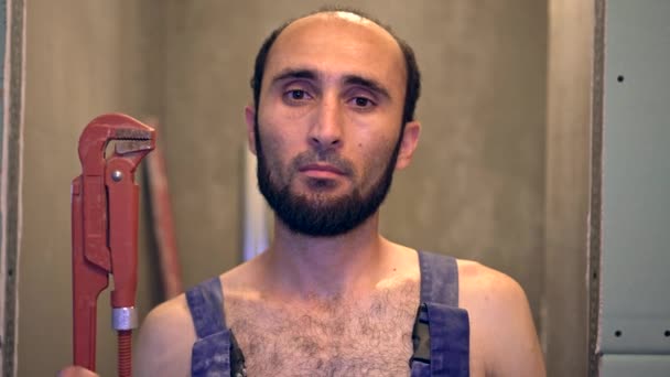 Porträt eines Klempners. Arbeiter mit Klempnerschlüssel — Stockvideo