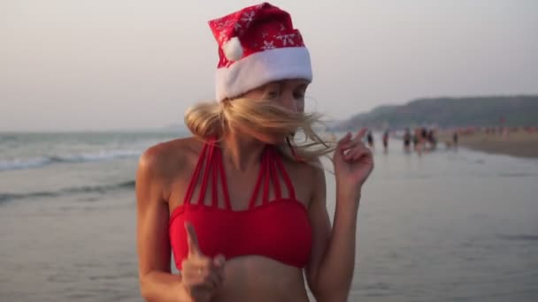 クリスマス・ニューイヤーコレクション:美しい女性が夜の海のビーチで踊る — ストック動画