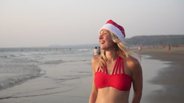 Colección de Navidad. Una joven feliz mujer se relaja en la playa por la noche — Vídeos de Stock