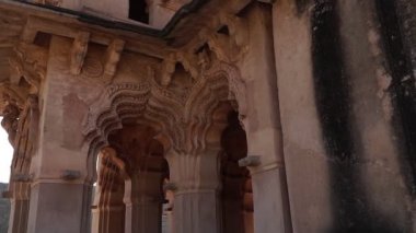 Antik Hampi şehrinde bir tapınağın ve binaların kalıntıları..