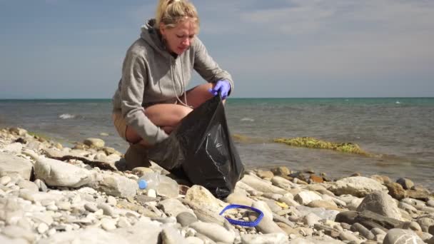 環境保護活動家はゴミやプラスチックごみから海岸をきれいにする — ストック動画