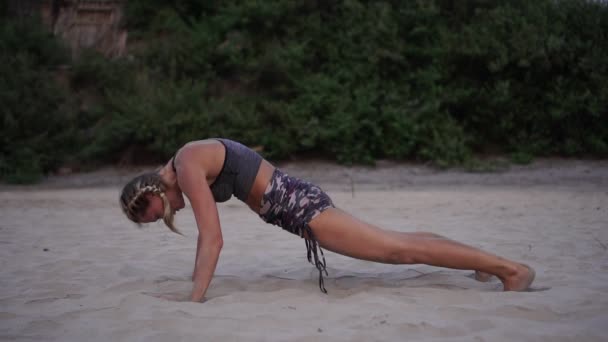 Vacker ung kvinna tränar aktivt och går in för sport på stranden — Stockvideo