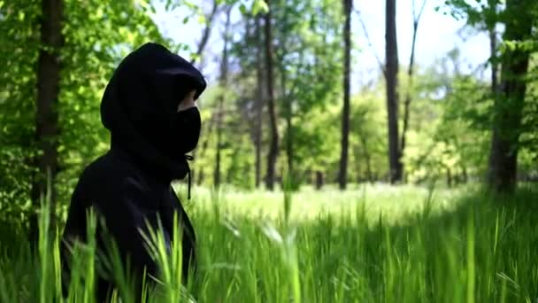 Porträtt av manlig ninja med katanasvärd utomhus — Stockvideo