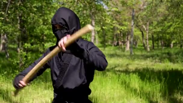 Porträtt av manlig ninja i traditionella japanska kläder och mask utomhus — Stockvideo