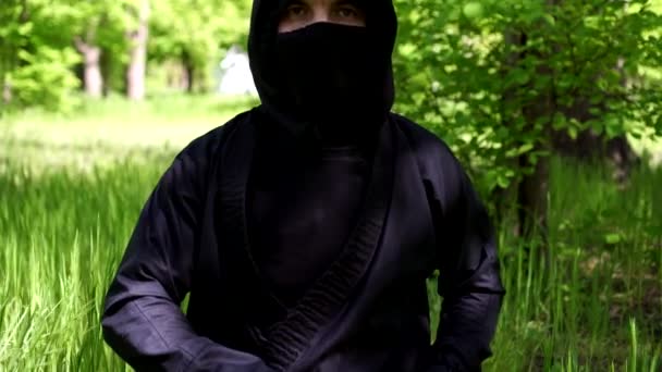 Ninja macho con espada katana. Ninja japonesa. Artes marciales — Vídeo de stock