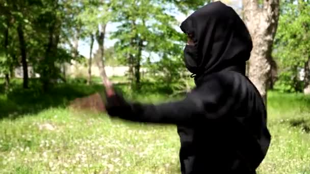 Porträtt av en ninja i svart kostym och mask. Ninja utbildning — Stockvideo