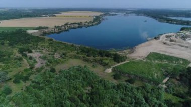 Güzel bir göl manzarası. Kumlu bir taş ocağında yapay bir göl