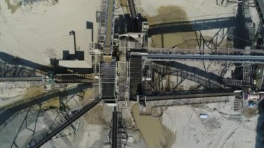 Endüstriyel taş ocağında, hava manzaralı çakıl çıkarma ve üretme tesisi.