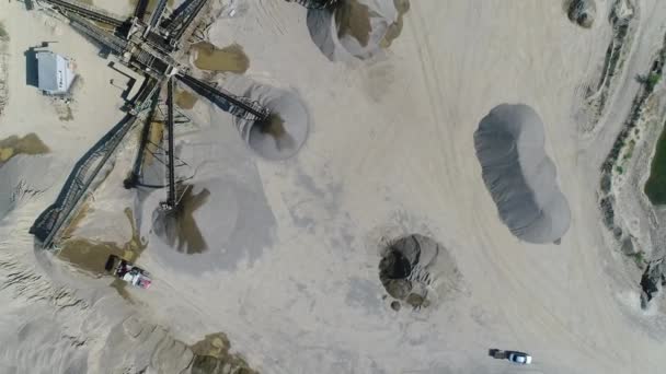 Luchtfoto van een industriële steengroeve. Zand- en grindwinningsinstallatie — Stockvideo