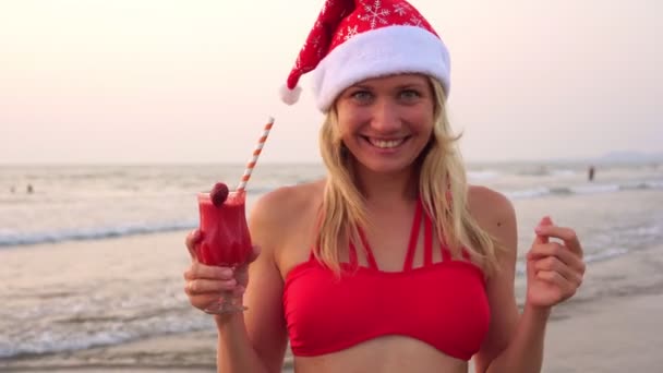 Piękna kobieta na tle morza gratuluje Wesołych Świąt — Wideo stockowe