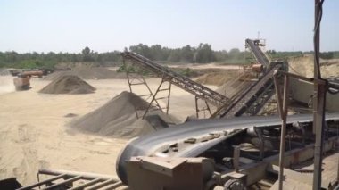 Çakıl ve kum çıkarmak için endüstriyel taş ocağı ve bitki. Taşıyıcı bant