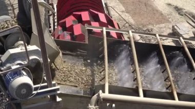 Endüstriyel taş ocağındaki bir fabrikada çakıl üretme süreci