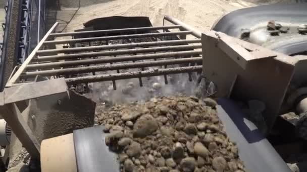 Видобуток і переробка гравію і піску в промисловому кар'єрі — стокове відео