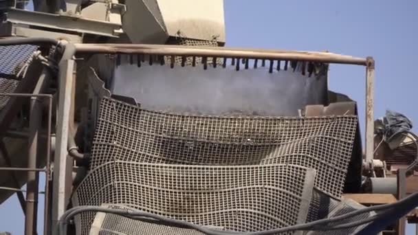 Equipo para la extracción de grava y piedras en un mensajero industrial — Vídeos de Stock