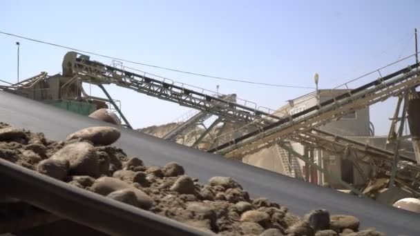 Taş ocağındaki madencilik, çakıl ve kum çıkarma tesisi.. — Stok video
