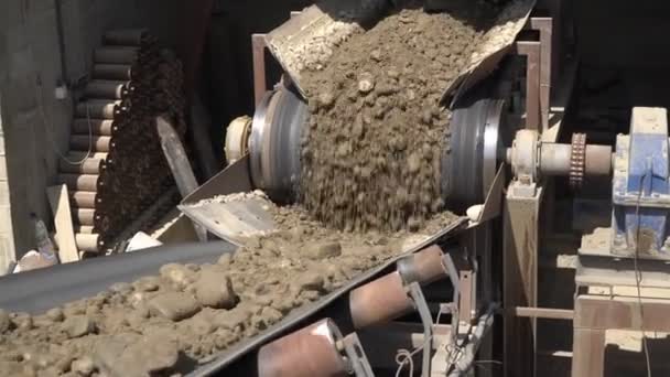 Eine Anlage zur Gewinnung und Verarbeitung von Sand und Kies für den Bau — Stockvideo