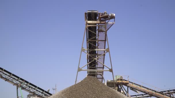 工業用採石場。砂利や砂の採石場でコンベアベルト — ストック動画