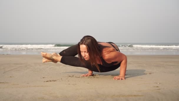 Kvinna utövar yoga utomhus. Flickan gör yoga asana — Stockvideo