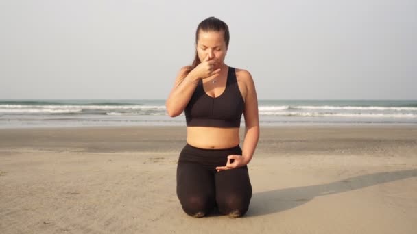 La donna pratica yoga e fa esercizi di respirazione. — Video Stock