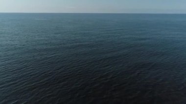 Hava manzarası: Gün boyunca deniz manzarası, sakin deniz ve gökyüzü. Okyanus yüzeyi