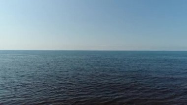 Sakin mavi deniz ve berrak gökyüzü. Denizci arka planı, hava manzarası. İnsansız deniz manzarası