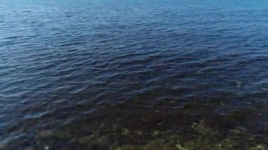 Sakin mavi denizin güzel manzarası. Denizin hava fotoğrafçılığı