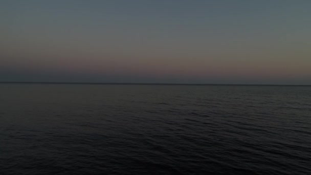 Море и небо, вечерний морской фон. Аэросъемка вечернего океана — стоковое видео