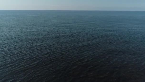 Uitzicht vanuit de lucht: zeegezicht, rustige zee en lucht gedurende de dag. Oceaanoppervlak — Stockvideo