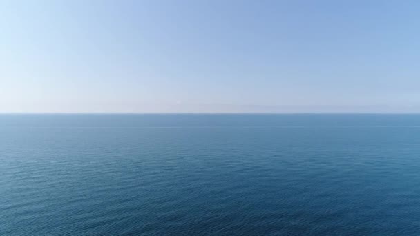 Aéreo: belo fundo do mar. Calma mar azul, horizonte, céu limpo, paisagem marinha . — Vídeo de Stock