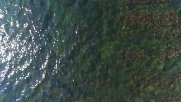 Вид з повітря на поверхню моря, відблиск на воді, чиста вода — стокове відео