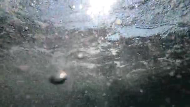 Beau fond marin. Bulles d'air dans la mer sous-marine monter à la surface. — Video