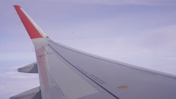 Airplane wing against the sky. The plane is flying at high altitude — Stock Video