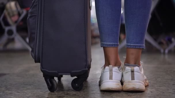 Concept de voyage : une personne avec une valise à l'aéroport ou à la gare. — Video